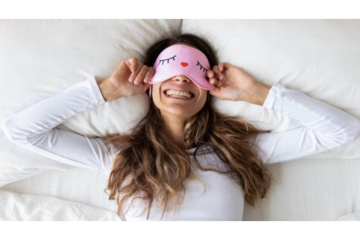 femeie cu ochelari de dormit