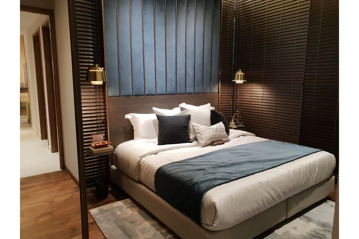 dormitor cu pat cu somiera