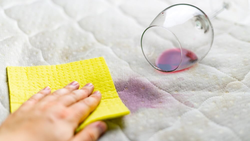 cu ce se curata salteaua de pat